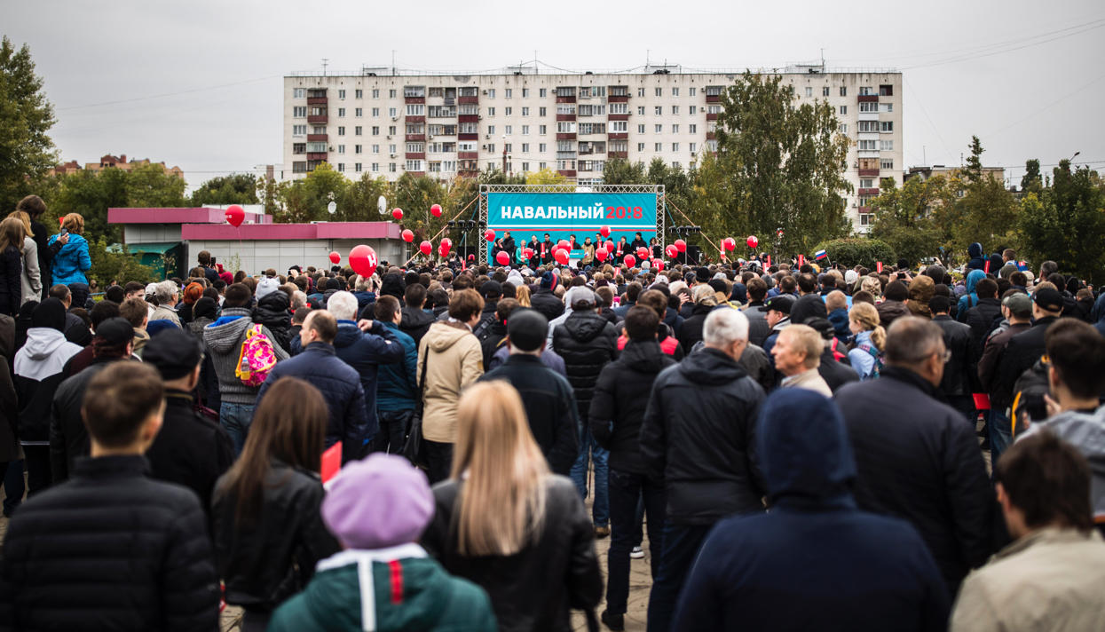 Доска, треска и счастье Как Алексей Навальный ездит с митингами по городам  России. Репортаж Андрея Козенко — Meduza