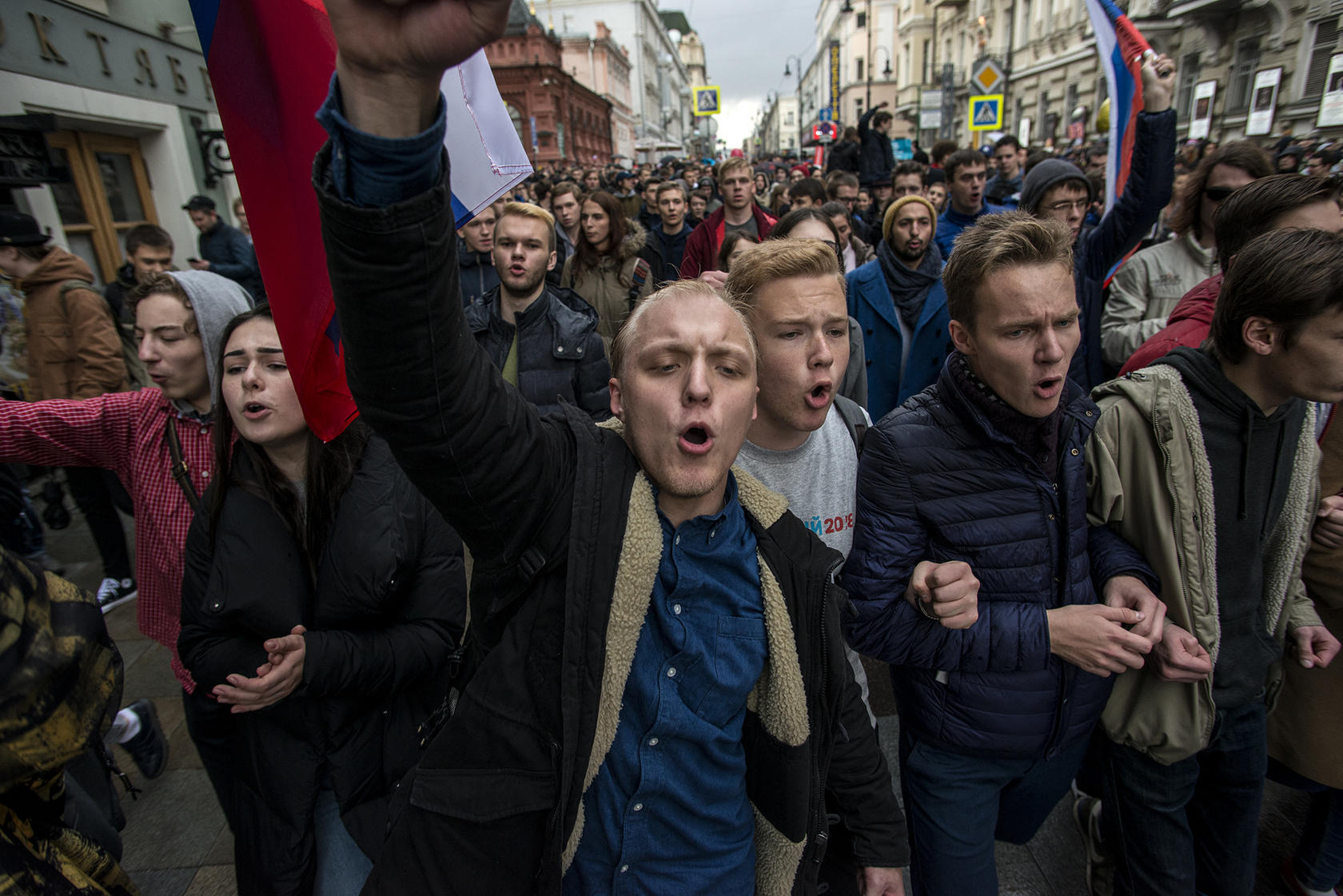 Небольшая группа людей для выражения протеста. Толпа митинг. Митинги в России. Протесты в России. Политический протест.