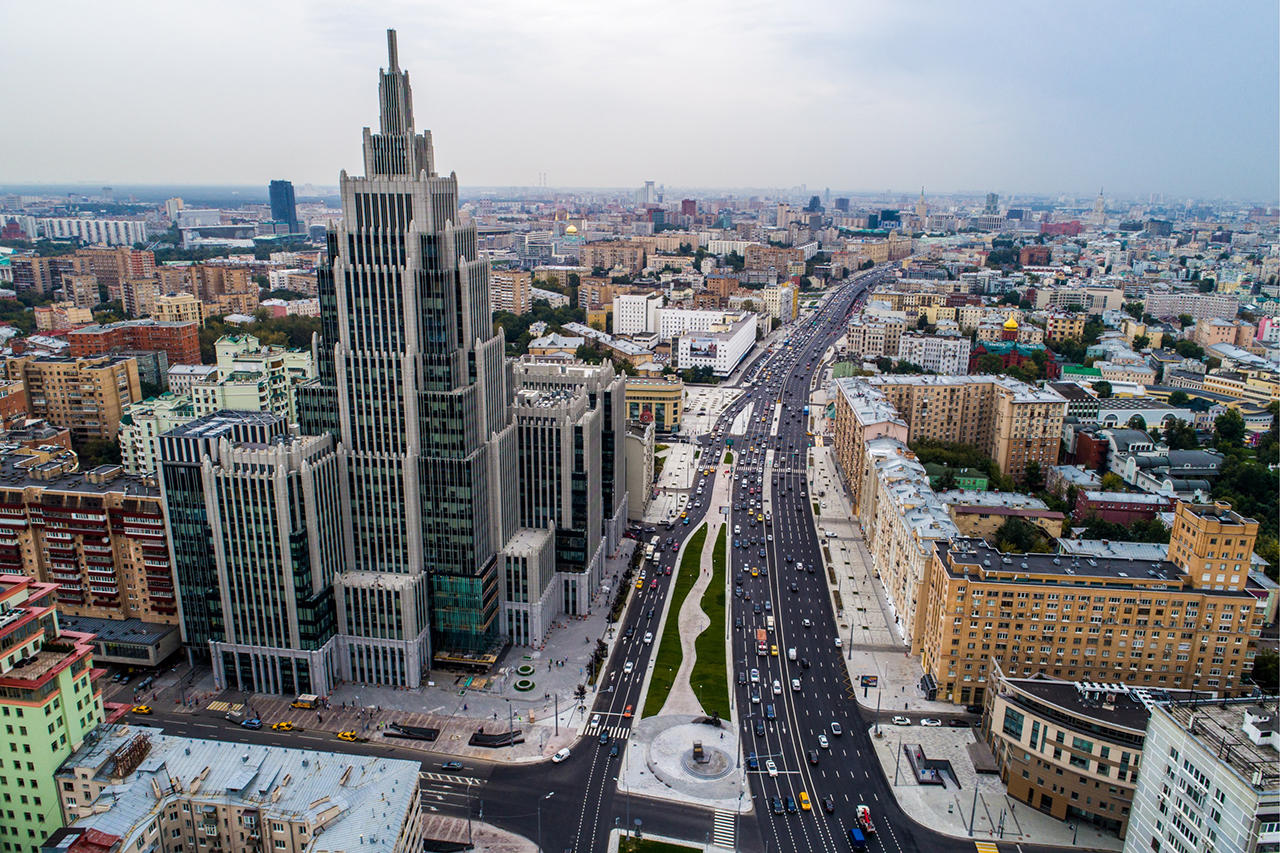 В Москве уложили больше гранита, чем добывают в России. Из-за этого в  Сибири дефицит камня для надгробий Иван Голунов — о том, кто зарабатывает  на московских мостовых и бордюрах — Meduza