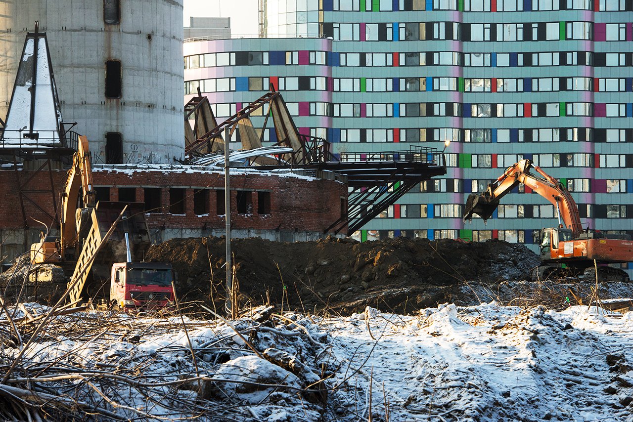 В Екатеринбурге сносят один из символов города — недостроенную телебашню.  Местные жители пытаются ее защитить (с ними даже КПРФ и «Суть времени») —  Meduza