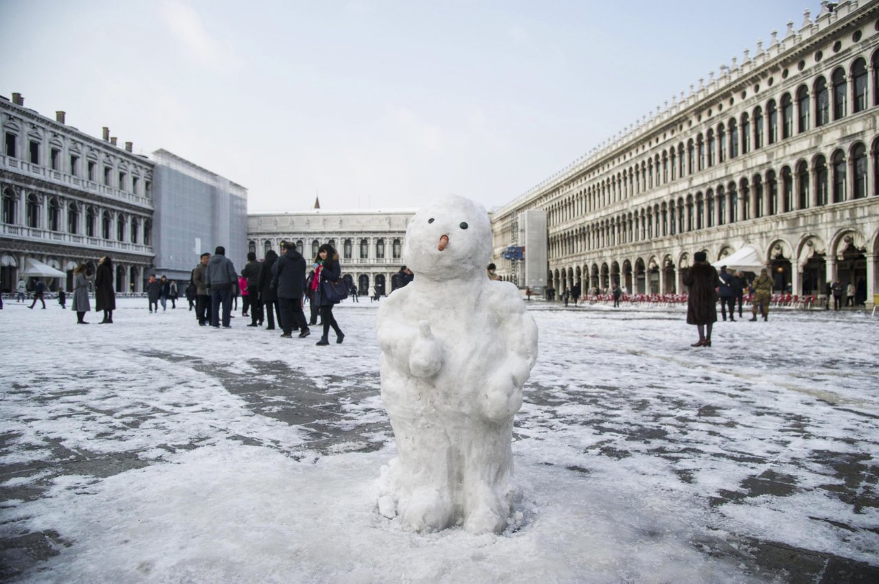 В Италии выпал снег. Снеговики в Венеции и сугробы у Колизея