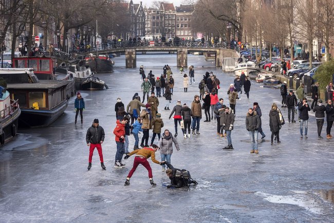 Неожиданный плюс затянувшейся зимы: в Амстердаме наконец замерзли каналы. И по ним катаются на коньках