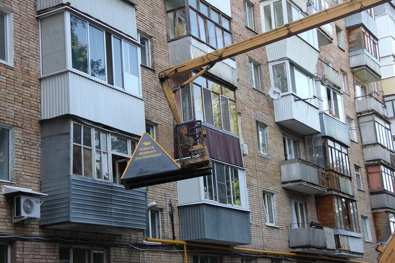 В Самаре у домов должников коммунальщики ставят огромные бетонные пирамиды.  Кто и зачем это придумал? Репортаж «Медузы» и «Большой деревни» — Meduza