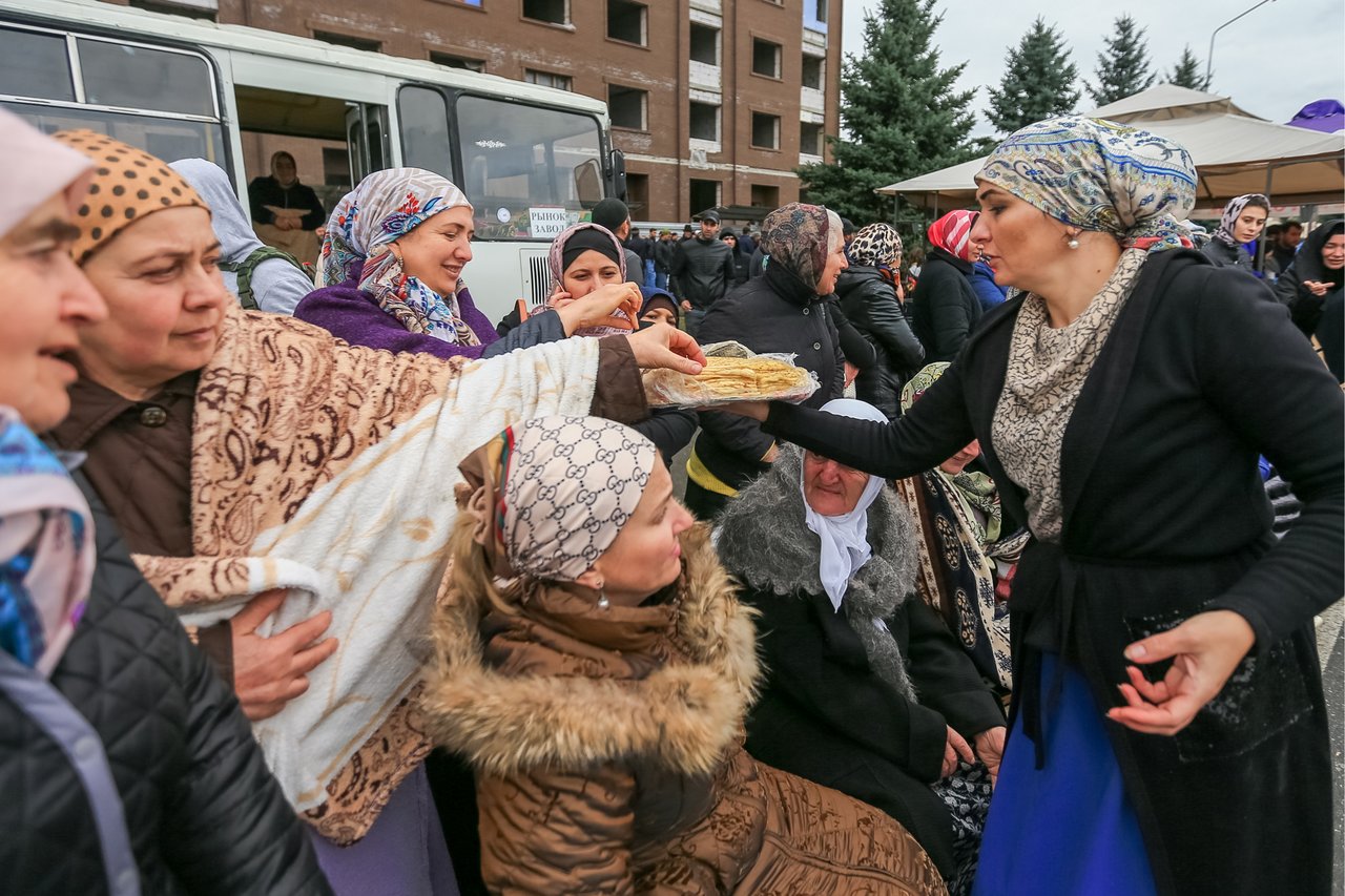 Это не может остаться безнаказанным Ингуши устроили бессрочный митинг  против передачи земель Чечне. Саша Сулим выяснила, при чем тут Сталин,  Осетия и нефть — Meduza