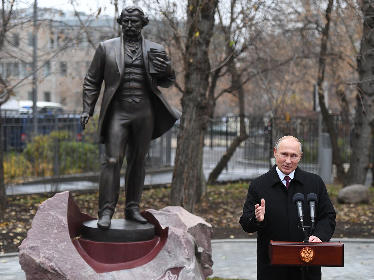 В Москве открыли памятник Тургеневу — Meduza