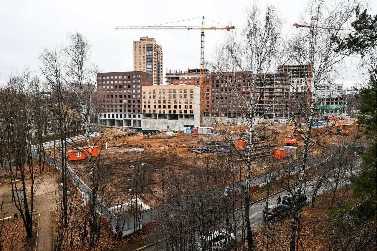 В Кунцево жители разбили палаточный лагерь во дворе в знак протеста против  сноса пятиэтажек. Их разгоняют ЧОП и полиция — Meduza