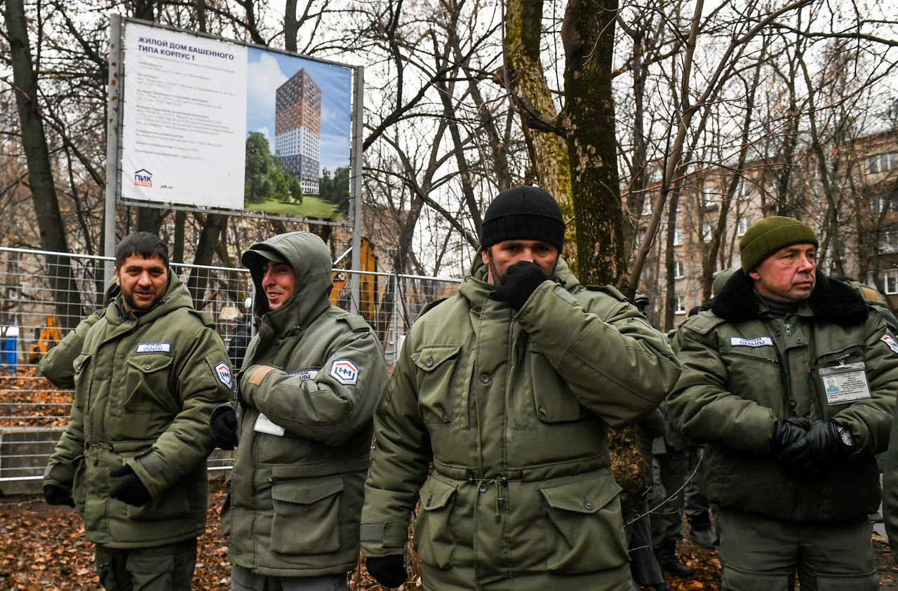 В Кунцево жители разбили палаточный лагерь во дворе в знак протеста против  сноса пятиэтажек. Их разгоняют ЧОП и полиция — Meduza