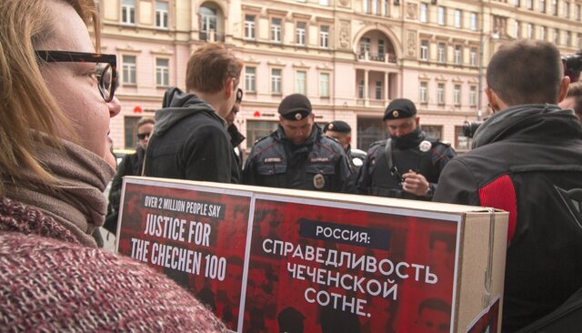 Полицейские задерживают активистов, собирающих подписи против преследований геев в Чечне у здания Генпрокуратуры. Москва, 11 мая 2017 года