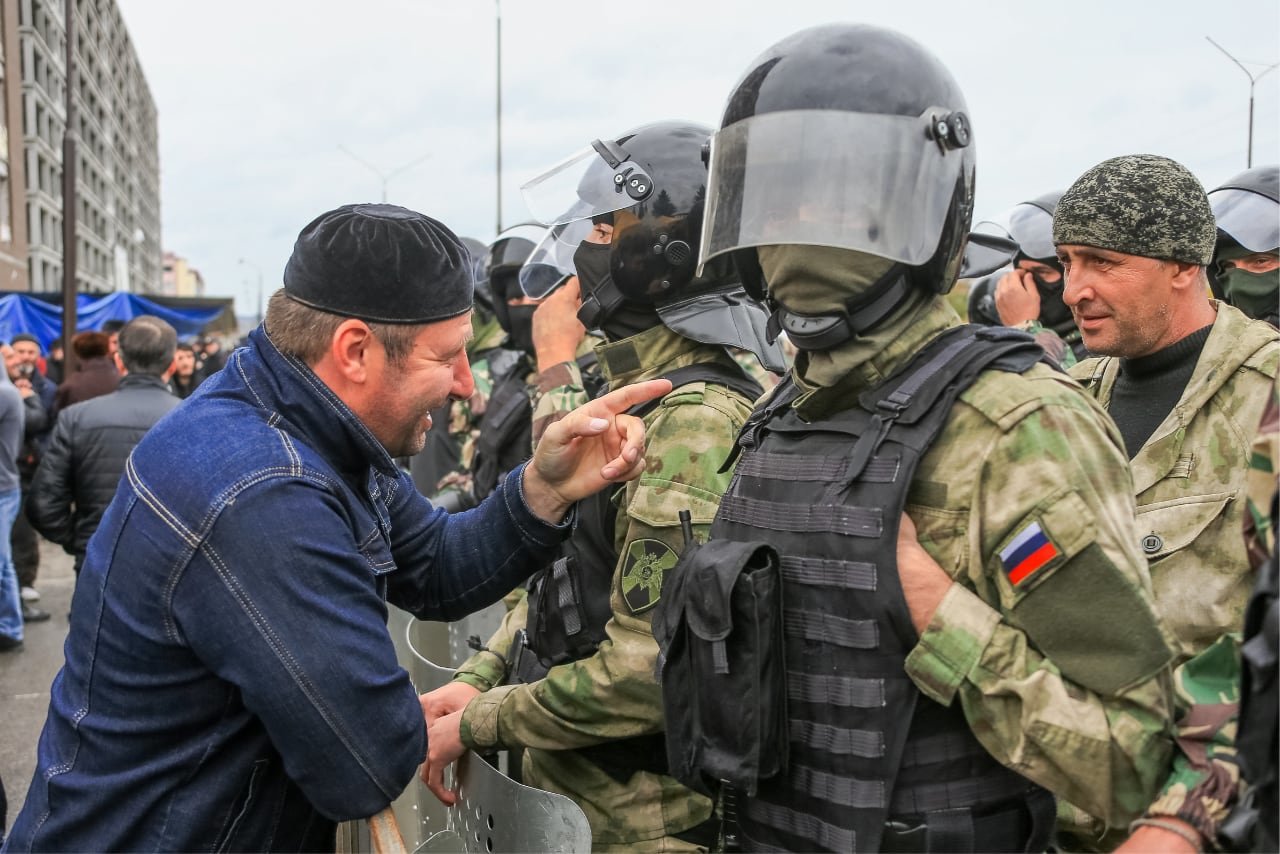 Перед общей проблемой забыта даже кровная месть Ингушетия уже полгода  бунтует против новой границы с Чечней. Репортаж «Медузы» — Meduza