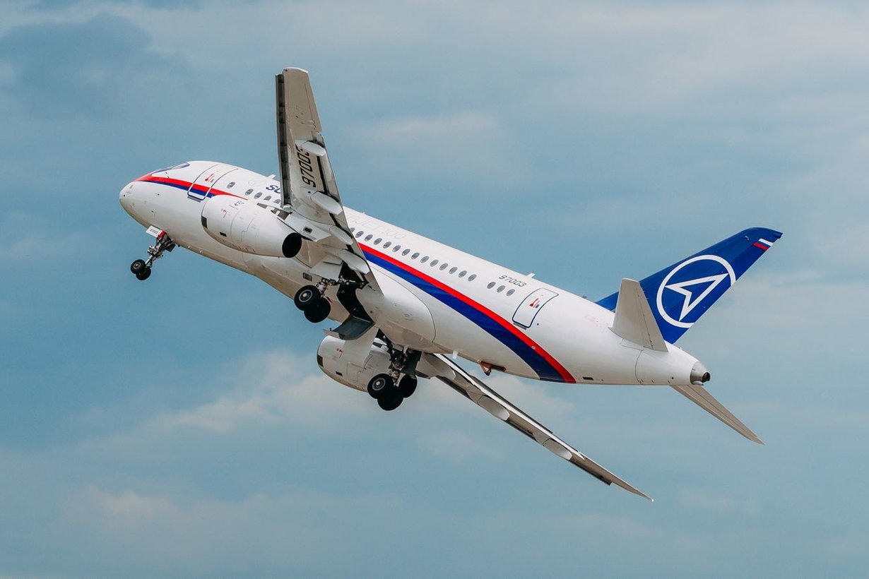 Sukhoi Superjet 100 подал сигнал бедствия после взлета в Нижнем Новгороде.  Самолет вернулся в аэропорт вылета — Meduza