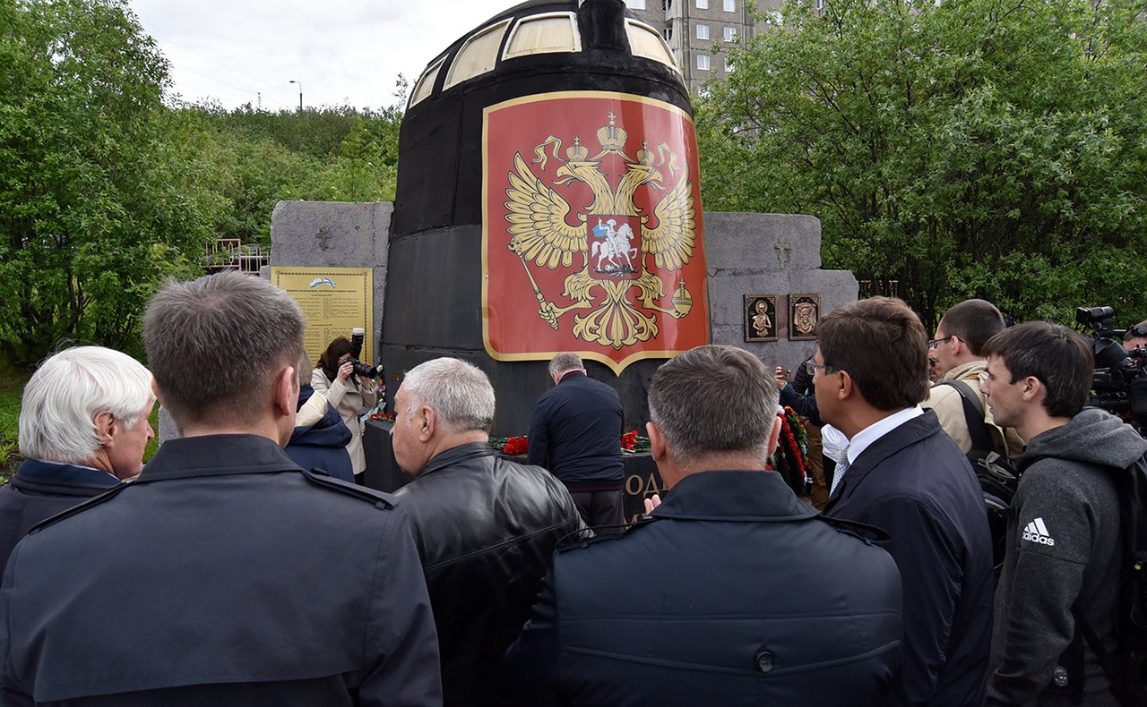 Еще одно число на рубке «Курска» Что происходило в Мурманске, когда стало  известно о гибели моряков в соседнем Североморске. Репортаж «Медузы» —  Meduza