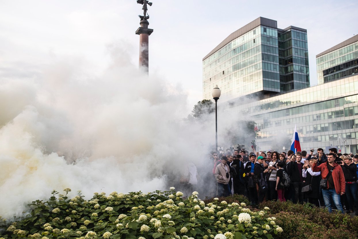 Медуза» нашла провокатора, кинувшего дымовую шашку на митинге на Трубной  площади. Им оказался руководитель благотворительного фонда «Антошка» —  Meduza