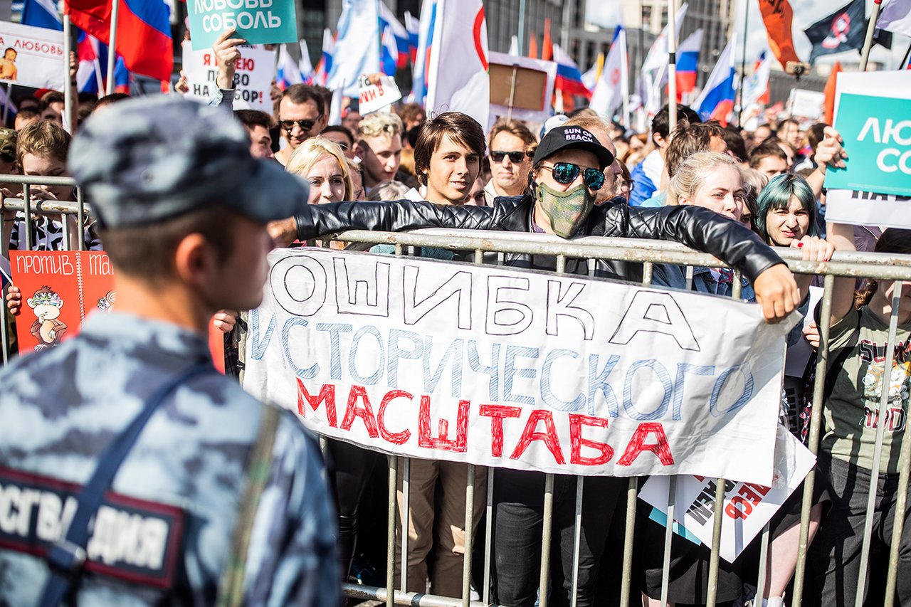 Поднимите паспорта и скажите: «Мы есть!» На митинг в поддержку независимых  кандидатов в Мосгордуму пришли 22,5 тысячи человек. Вот что там происходило  — в нескольких цитатах — Meduza