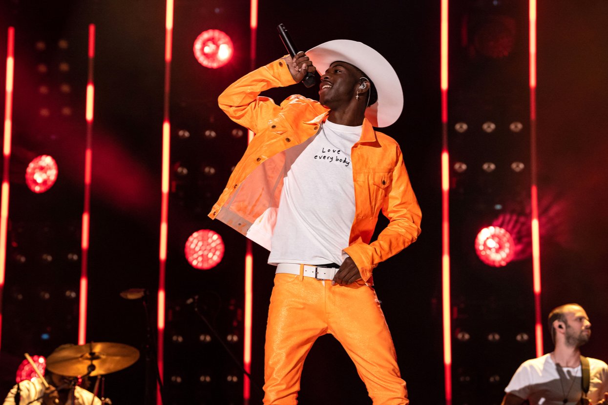 Old Town Road» рэпера Lil Nas X — главная песня 2019 года Она установила  рекорд в американском хит-параде. И все благодаря мемам, ремиксам и TikTok  — Meduza