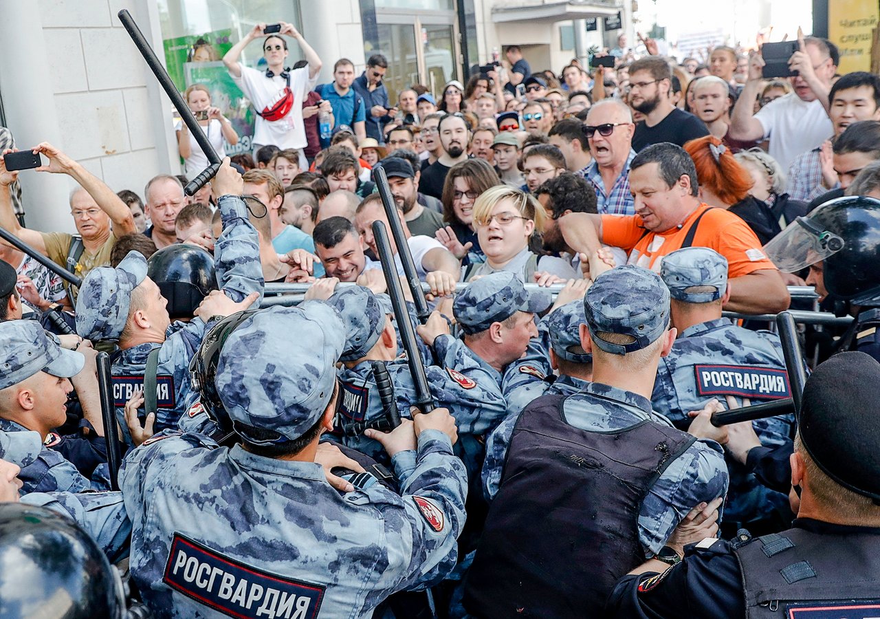 Протест радикально изменился. Объясняем по пунктам — как именно Люди больше  не боятся полиции и арестов, организаторы им не нужны — Meduza