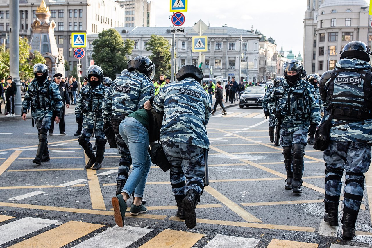 ОМОН теперь — главный хипстер похорошевшей Москвы 60 тысяч человек вышли на  митинг на проспекте Сахарова. Репортаж «Медузы» — Meduza