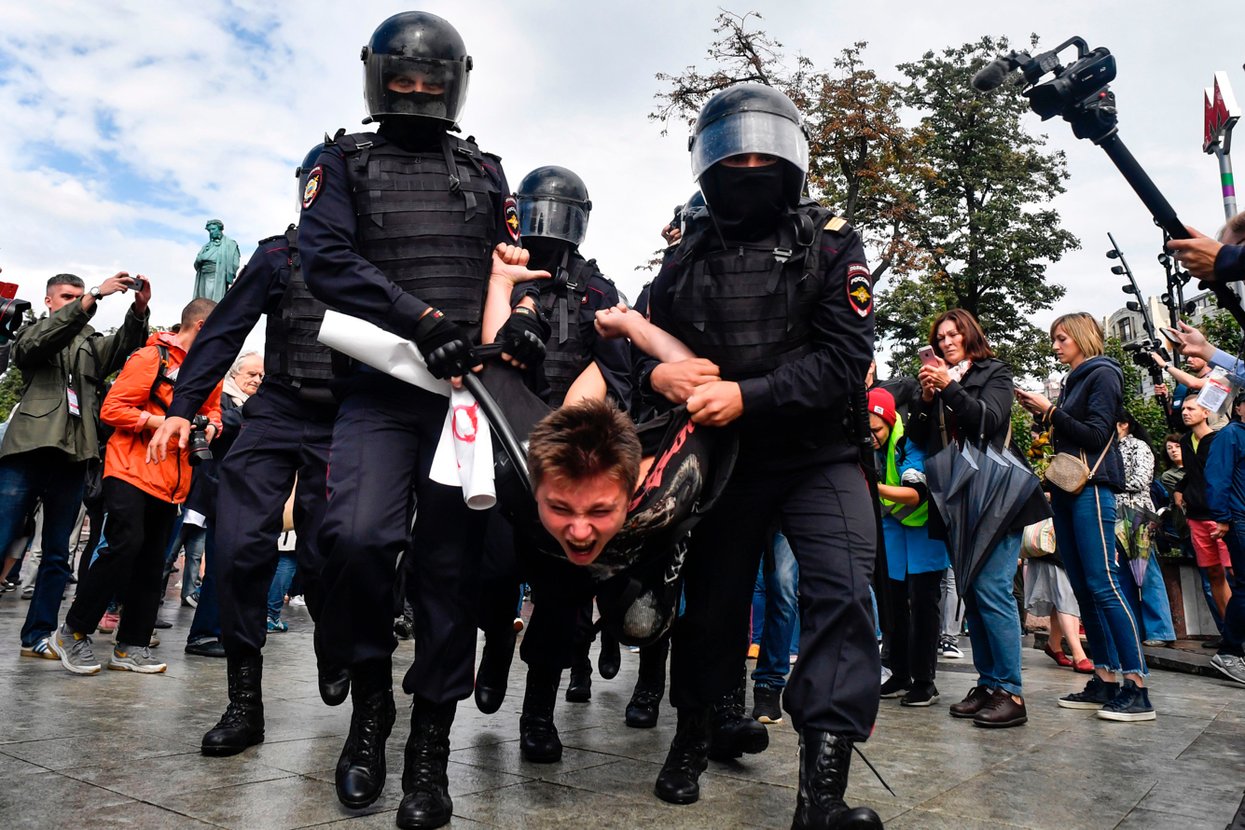 Почему полицейские бьют людей на митингах? Им приказывают? Что они говорят  о своей работе дома? Интервью создателя паблика «Омбудсмен полиции»  Владимира Воронцова — Meduza