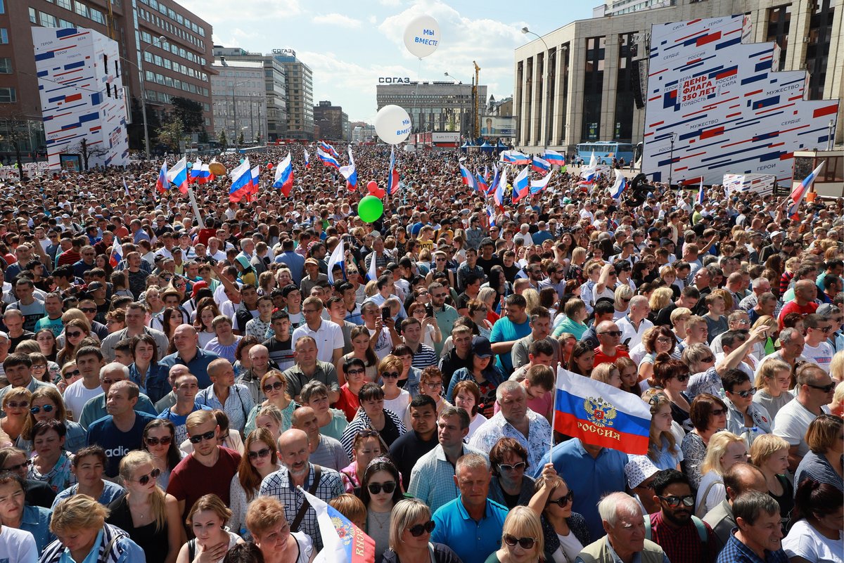 Митинг в честь Дня флага на проспекте Сахарова в Москве. Фотография — Meduza