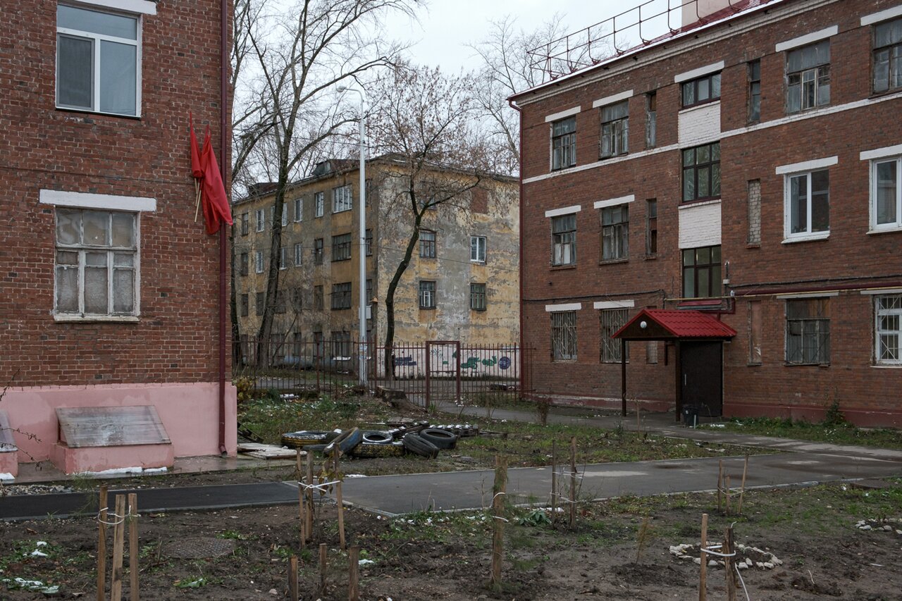 Пермский Рабочий поселок был символом нового советского быта, а стал худшим  районом города. Местная троцкистка решила привести его в порядок — теперь  там снова вешают красные флаги — Meduza