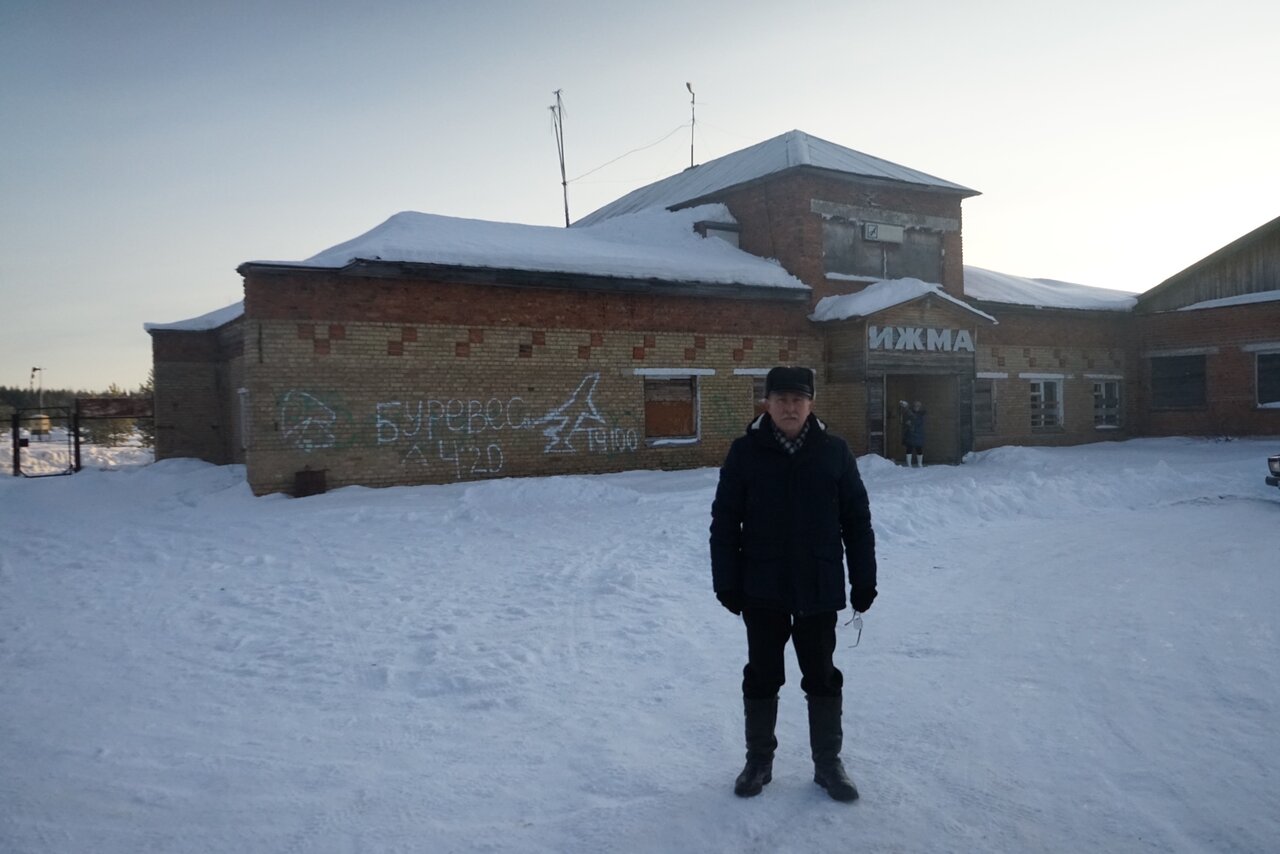 В нищете и духом падаешь Как живет бывший смотритель маленького аэродрома  Сергей Сотников. Благодаря ему в 2010 году смог спастись Ту-154 с десятками  людей на борту — Meduza