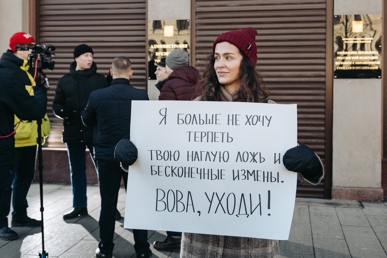 Я больше не хочу терпеть твою наглую ложь и бесконечные измены» Что говорят  люди, вышедшие в одиночные пикеты в защиту Конституции — Meduza