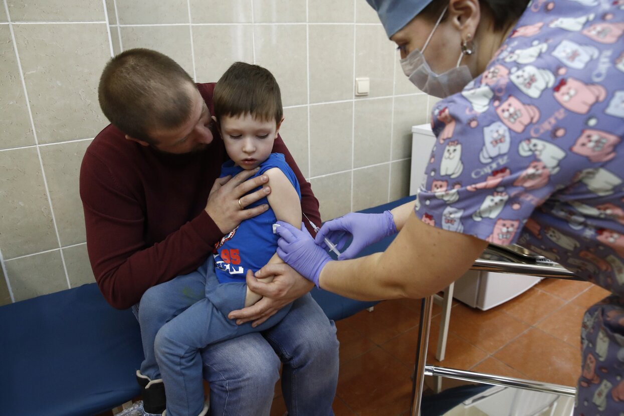 Минздрав передумал останавливать плановую вакцинацию во время эпидемии. Это  хорошая новость — иначе могли вспыхнуть другие опасные болезни — Meduza