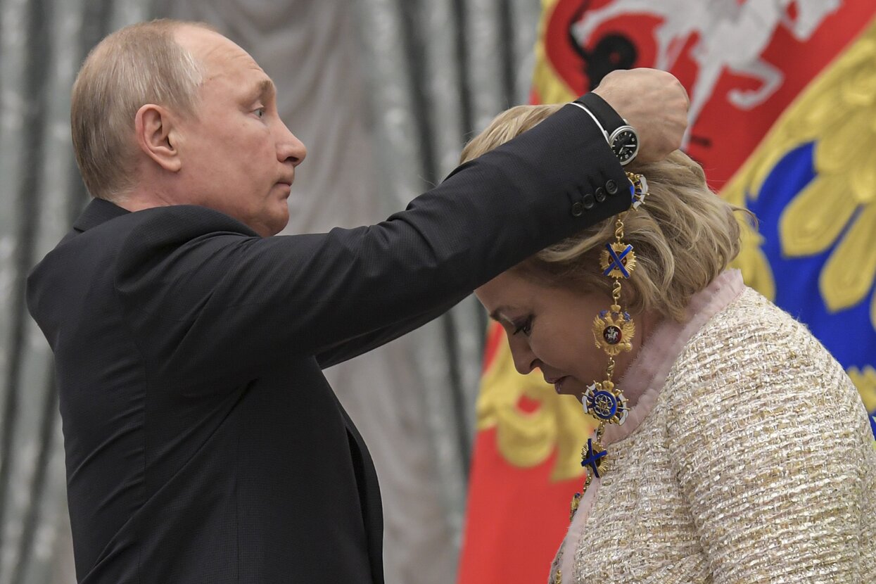 Путин награждает Матвиенко