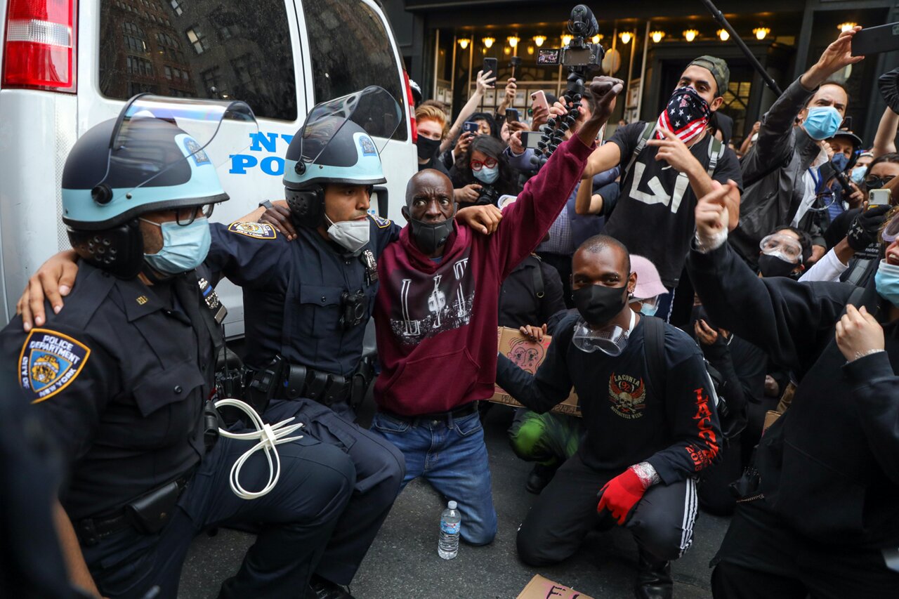 Зачем американские полицейские преклоняют колено перед участниками акций  против полицейского произвола? — Meduza