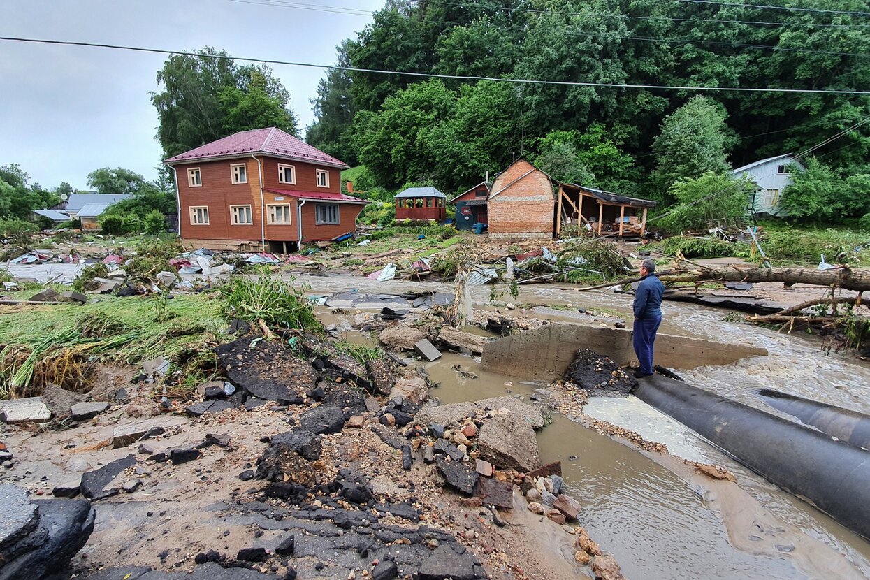 В подмосковной Рузе после ливней прорвало дамбу. Водой смыло пять домов и  баню — Meduza