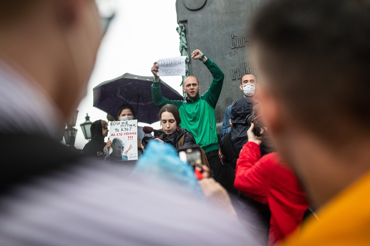 Не стойте здесь, они вас всех задержат» Акция против поправок к Конституции  закончилась шествием по центру Москвы и задержанием 130 человек — в том  числе случайных прохожих. Репортаж «Медузы» — Meduza