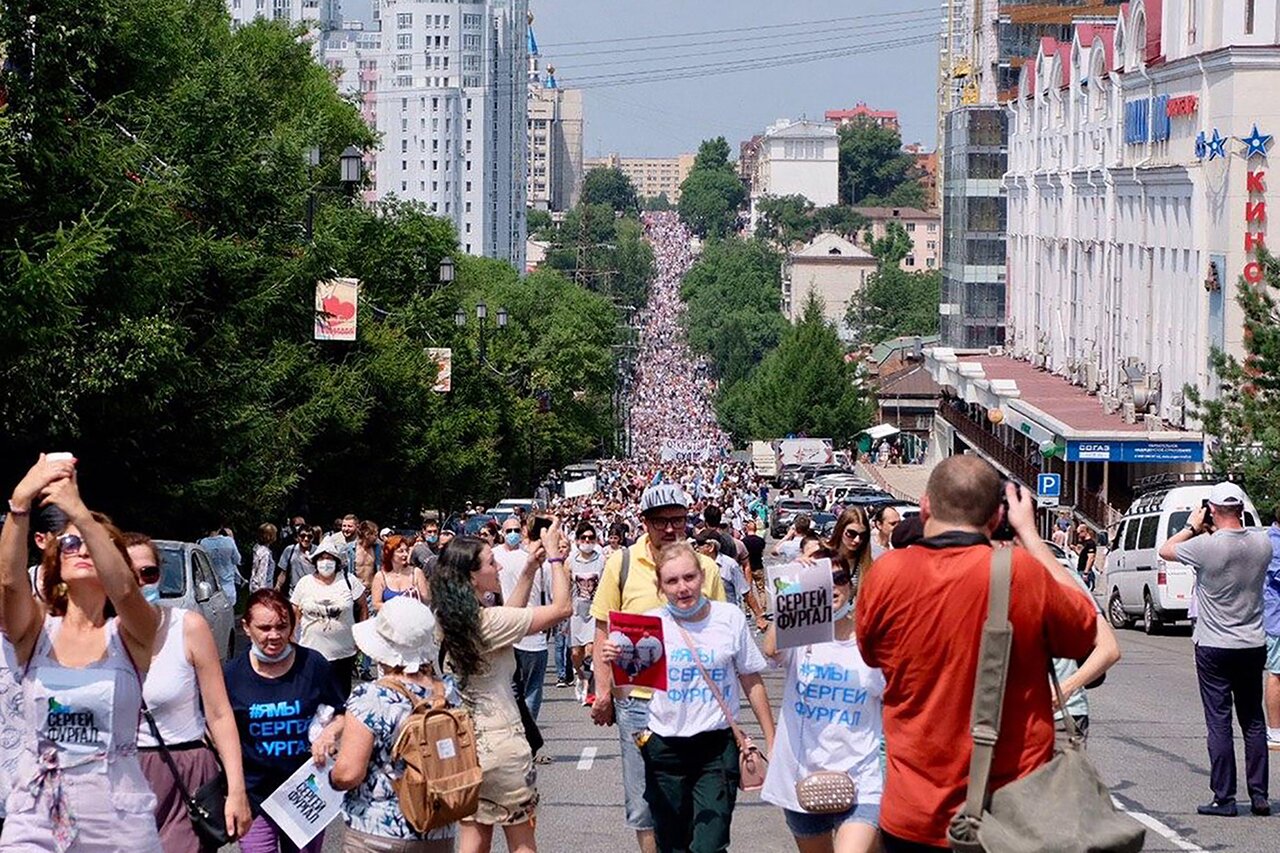 Мы, жители края, требуем Хабаровск снова собрался на рекордную акцию  протеста в защиту Сергея Фургала — несмотря на 30-градусную жару и уговоры  властей. Репортаж Анастасии Якоревой — Meduza