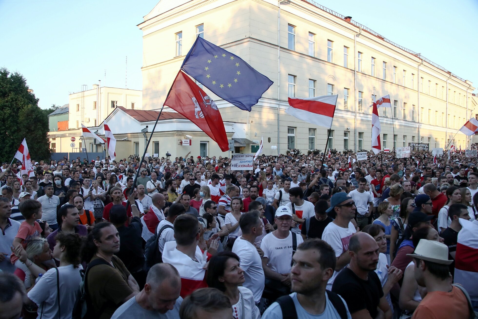 Акция протеста у СИЗО в Минске. Фотография — Meduza