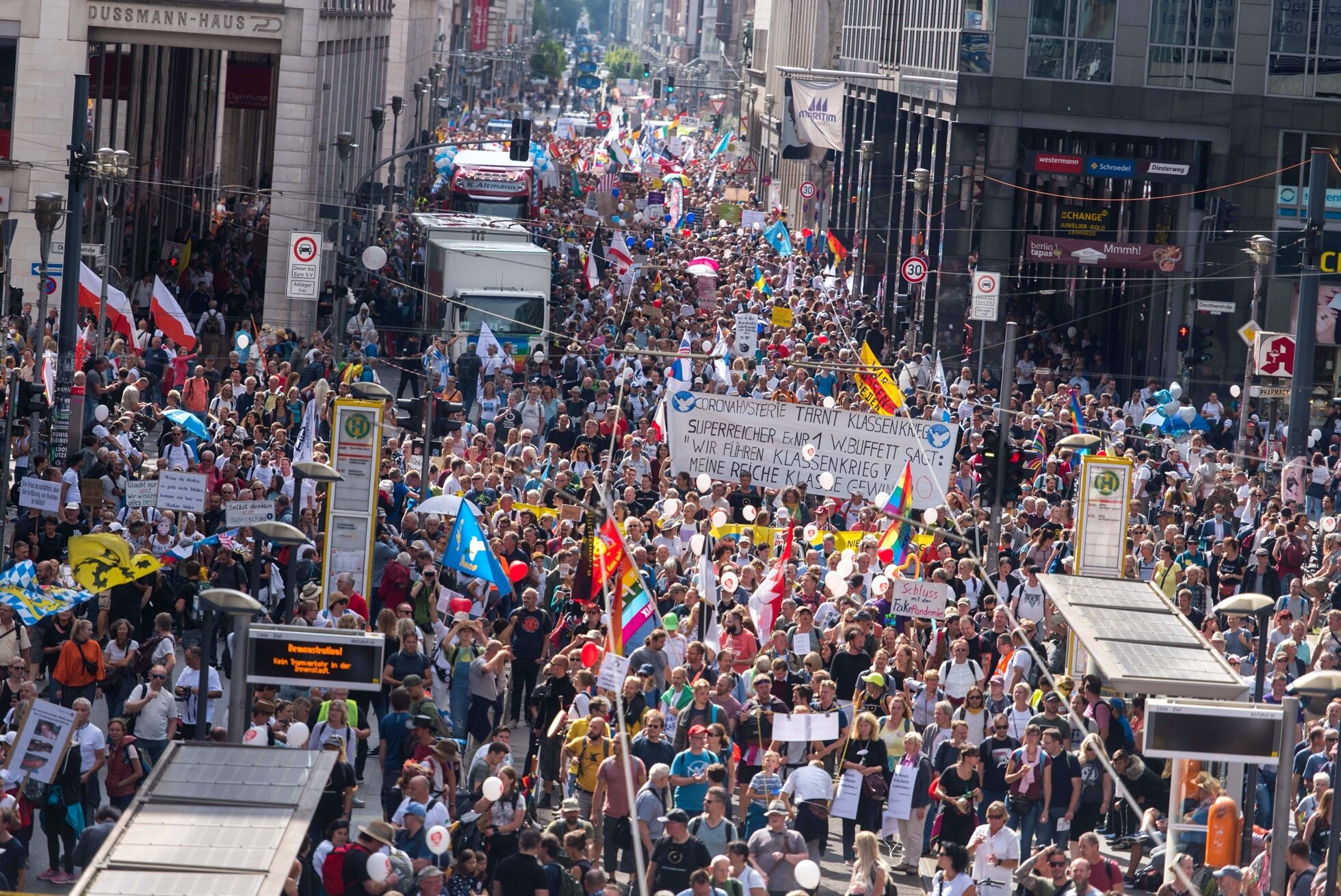 Массовая акция протеста против ковид-ограничений в Берлине. Фотография —  Meduza