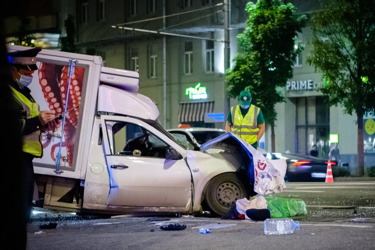 Журналисты «Авторевю» изучили машину Сергея Захарова, погибшего в аварии с  Ефремовым. И убедились, что шансов выжить у него почти не было Мы  поговорили с одним из авторов расследования — Meduza