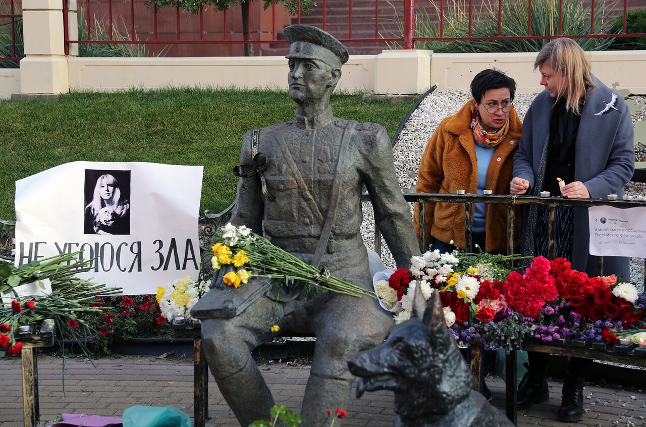 Слишком многое себе позволяла Почему самый независимый журналист Нижнего  Новгорода Ирина Славина сожгла себя у здания МВД. Репортаж Кристины  Сафоновой — Meduza