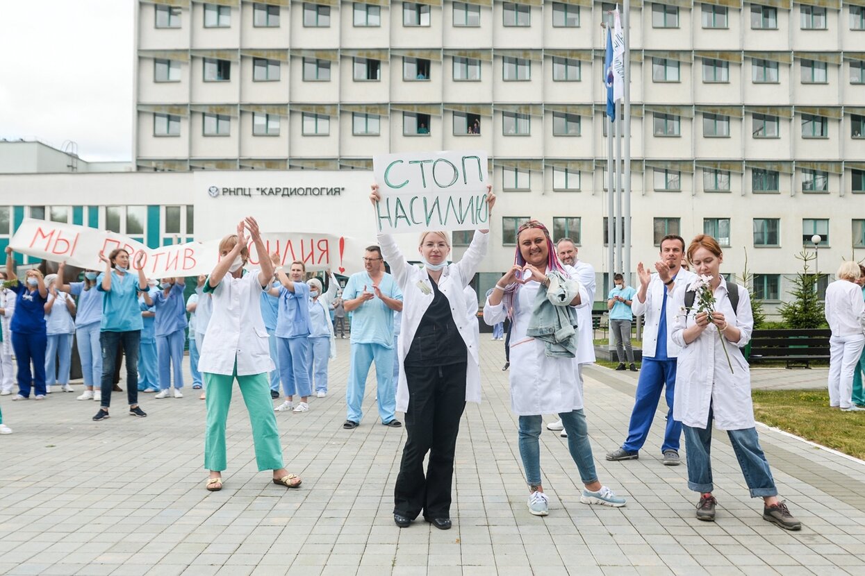 В Беларуси продолжаются не только протесты, но и вторая волна коронавируса  Однако медиков тоже избивают, арестовывают и увольняют за акции против  Лукашенко — Meduza