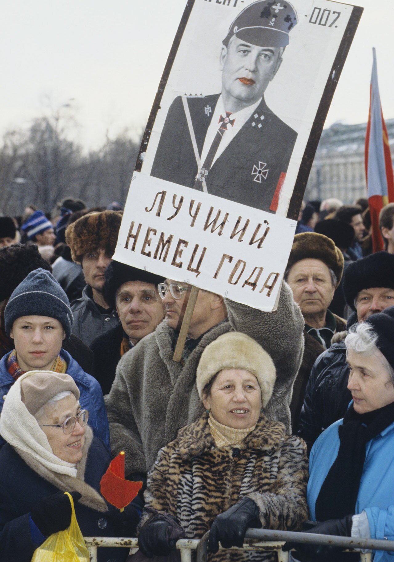 10 марта 1991 года прошел, возможно, самый массовый оппозиционный митинг в  истории России Посмотрите, как выглядел центр Москвы, когда на площадь  вышли полмиллиона человек — Meduza