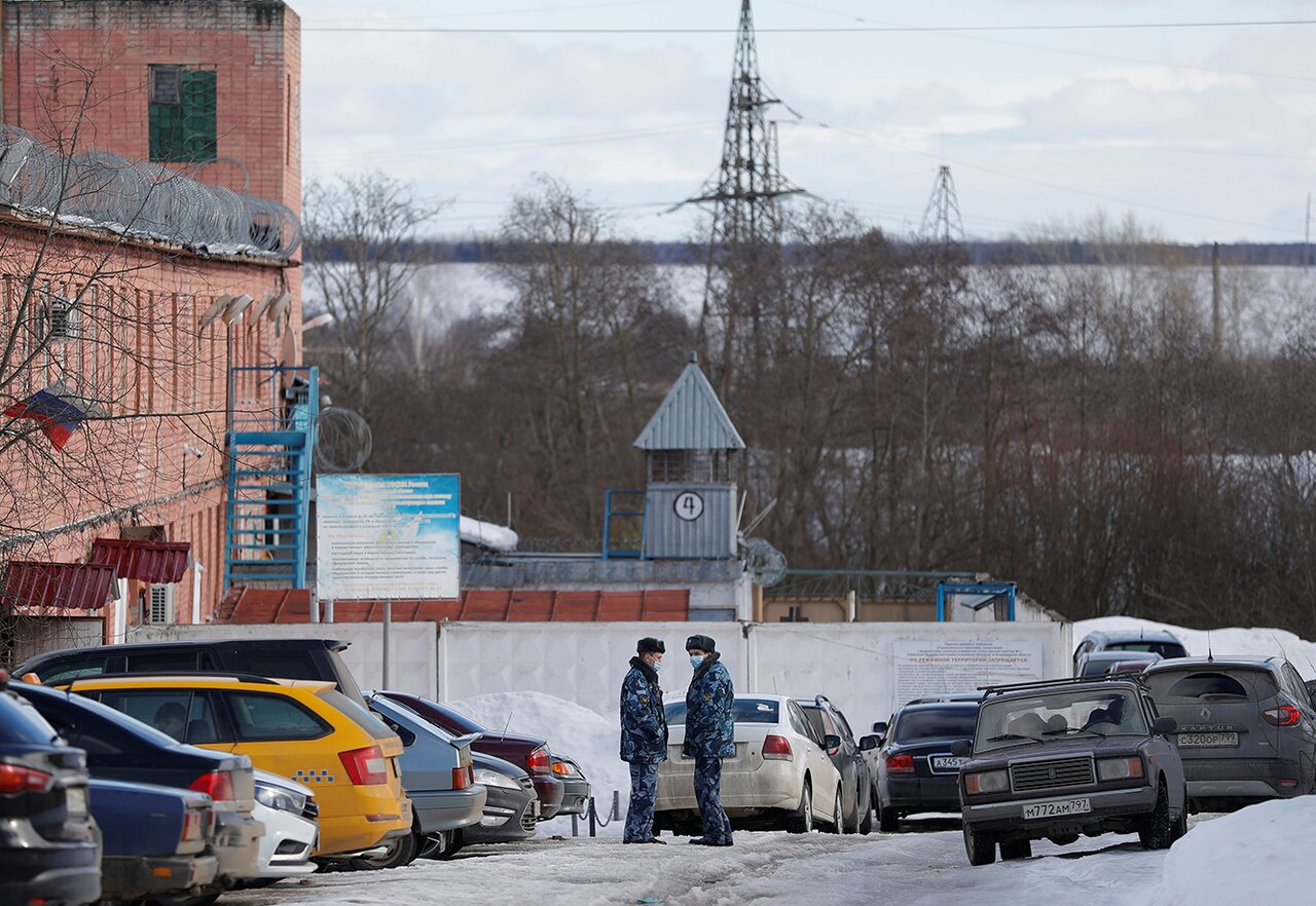 С его статусом «врага народа» ему даже повезло, что его к нам привезли  Репортаж спецкора «Медузы» Максима Солопова из города Кольчугино. Там в  СИЗО держат Алексея Навального — Meduza