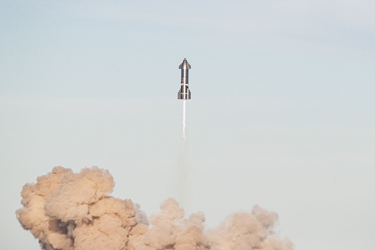 Ракеты Starship взрываются одна за другой, но Илон Маск продолжает их  строить. Зачем? Неужели они когда-нибудь долетят до Луны? И если не они, то  кто? — Meduza