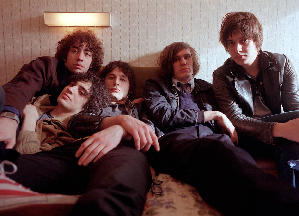 Группа, которая спасет рок» 20 лет назад The Strokes выпустили первый  альбом — и оживили целый жанр, сами того не желая. Почему это изменило весь  музыкальный мир? — Meduza