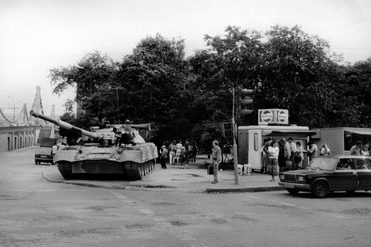 Скорее всего, вы никогда не видели этих снимков о путче 1991 года. Фотограф  Артем Чернов рассказывает их историю «Ощущение, что сейчас все вернется и  будет опять тошнить» — Meduza