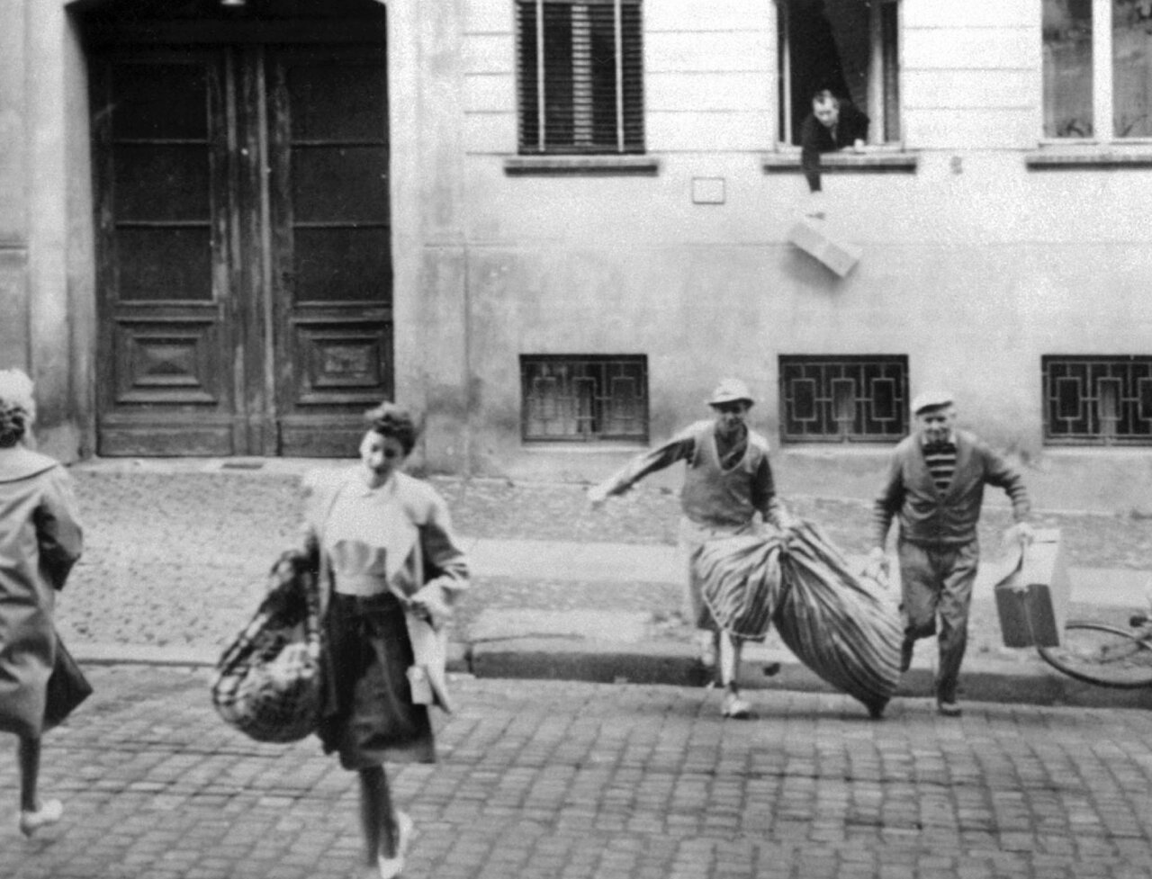 60 лет назад через Берлин протянули колючую проволоку Так началась история  Берлинской стены — главного символа расколотого мира в ХХ веке. Фотографии  1961 года — Meduza