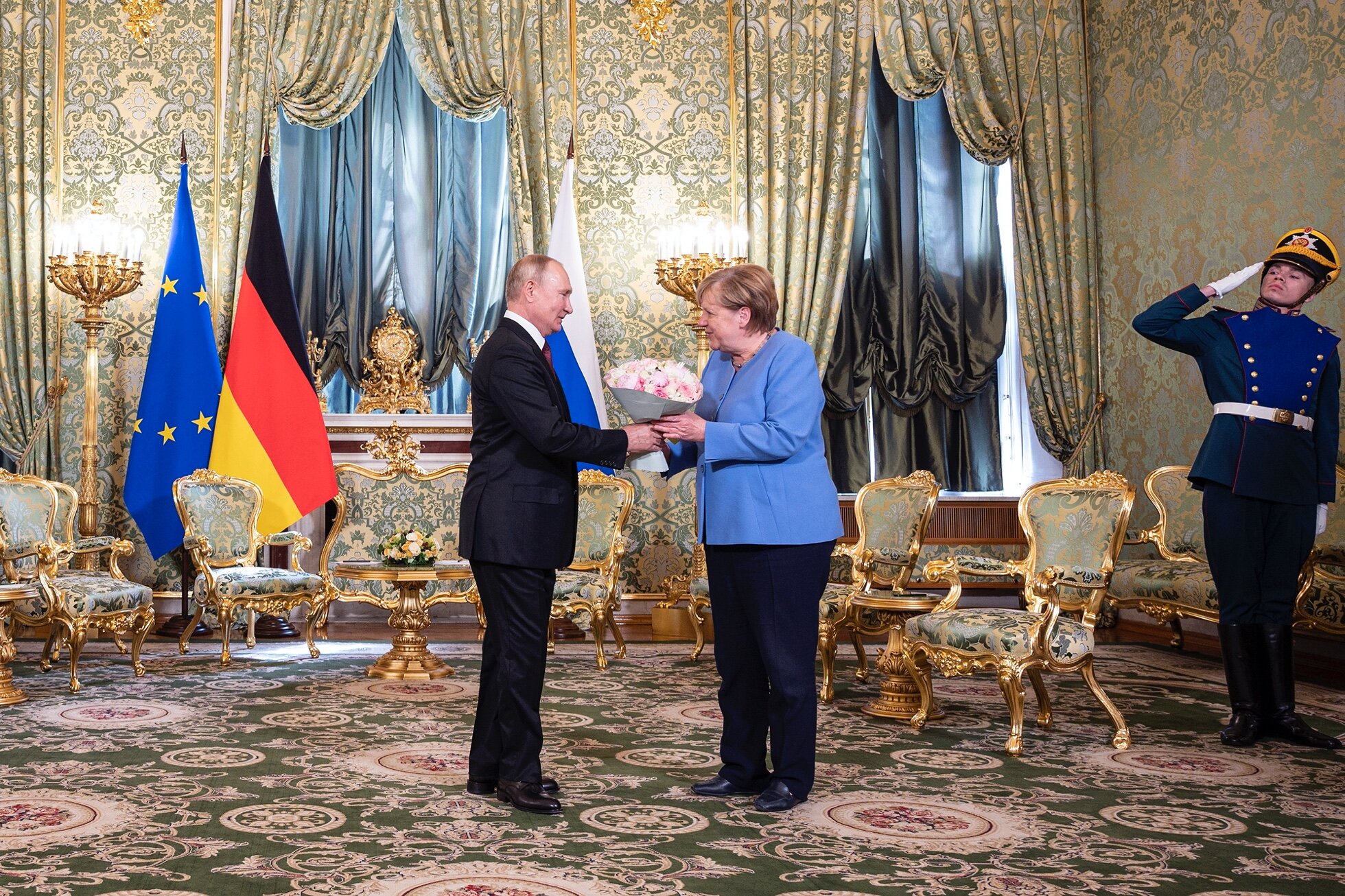 Ангела Меркель и Владимир Путин в Кремле. Фотография Канцлер Германии  приехала на переговоры в Москву — перед скорым уходом со своего поста —  Meduza