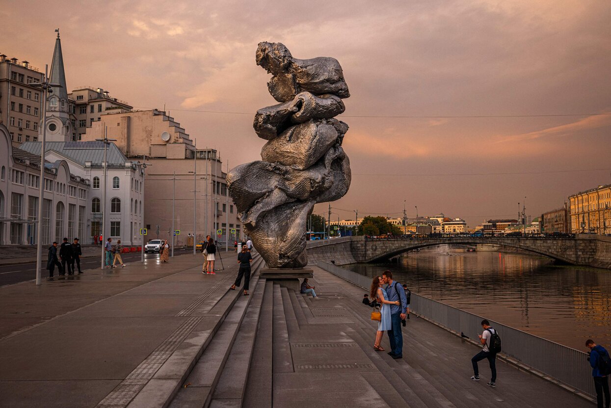 В Москве установили (отличную) 12-метровую скульптуру в виде куска глины,  из-за которой все переругались Возможно, она раздражает не внешним видом, а  тем, что художнику нет дела до горожан — Meduza