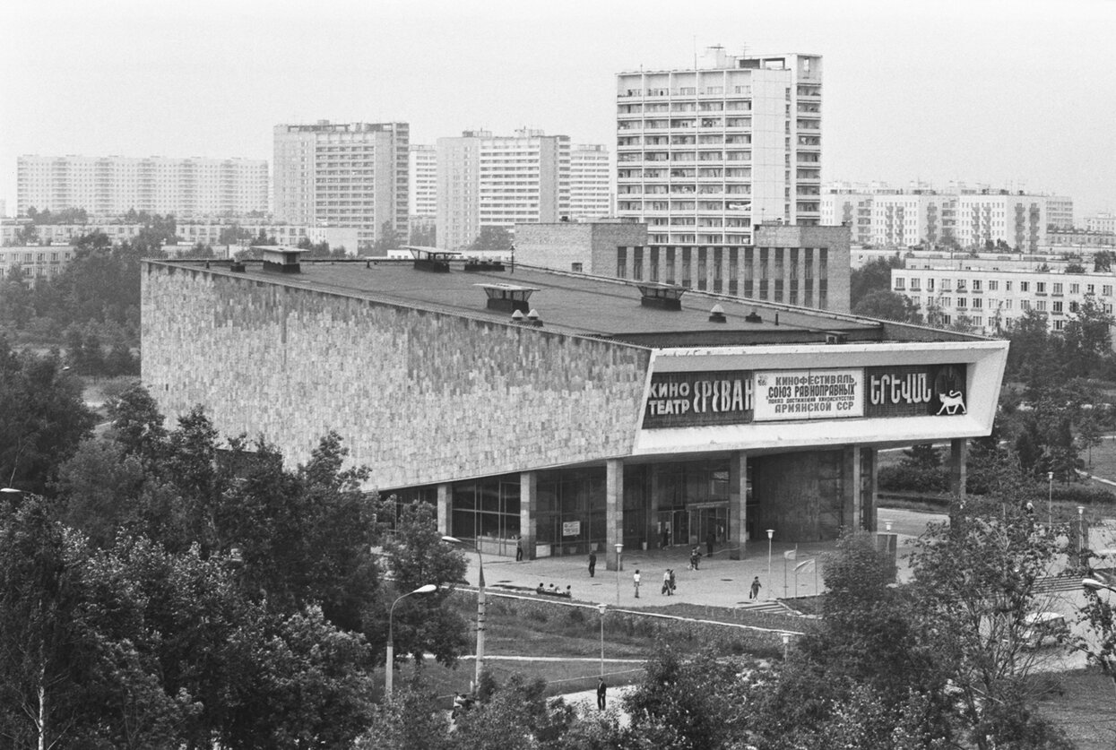 Компания, связанная с Константином Эрнстом, сносит 39 советских кинотеатров  в Москве. Они правда не нужны городу и не имеют никакой ценности? Отвечает  историк архитектуры — Meduza