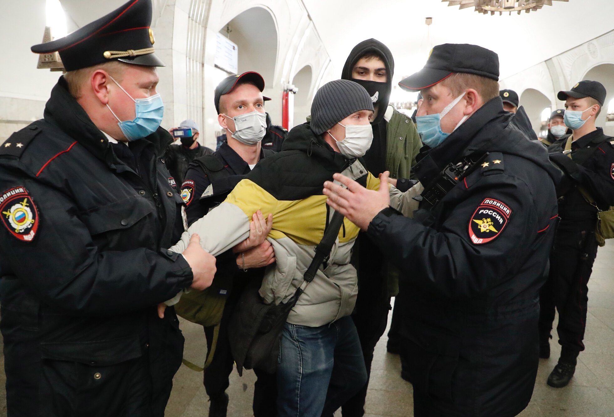 Полиция задерживает в метро предполагаемых участников «Русского марша».  Фотография — Meduza