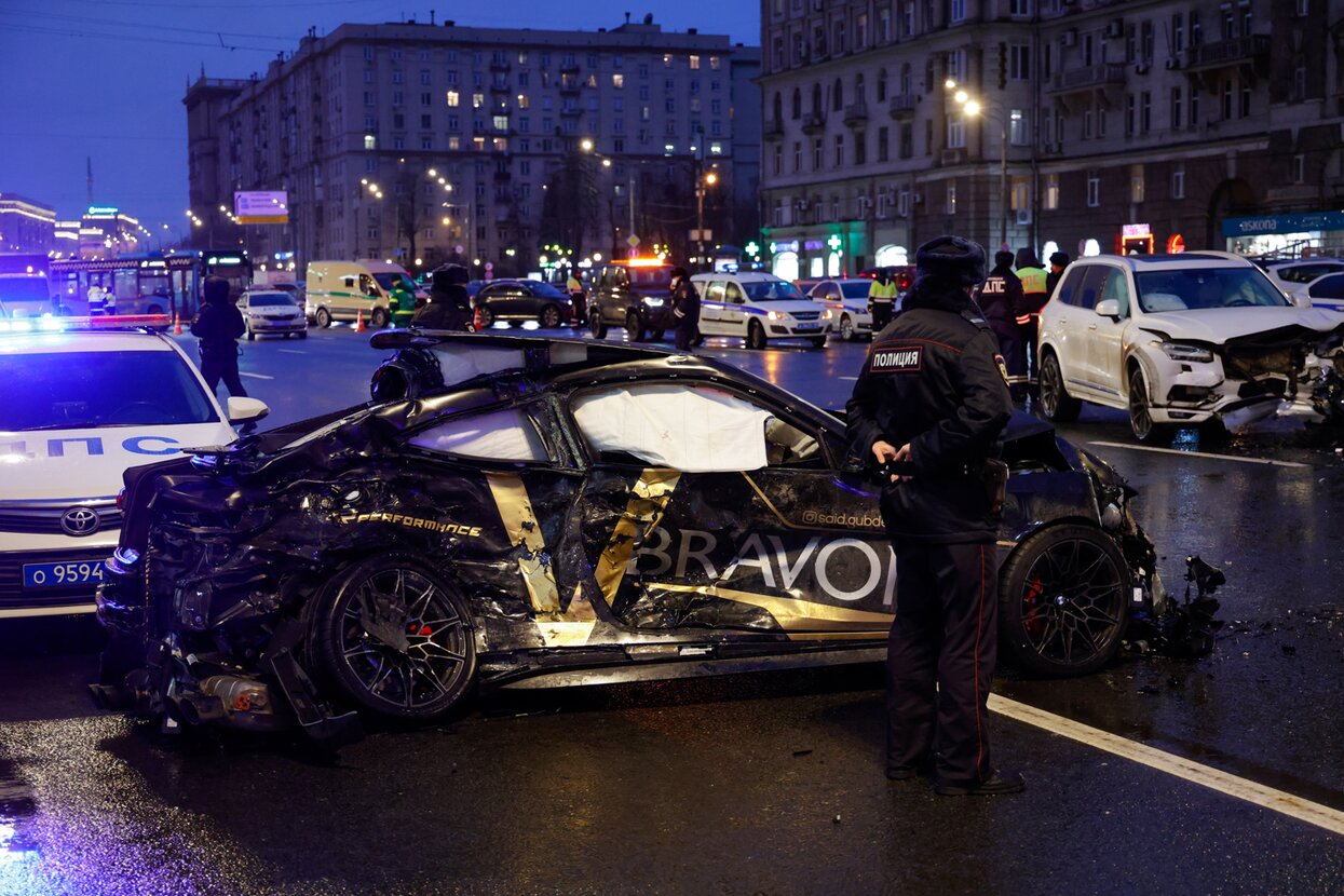 На Кутузовском проспекте в Москве блогер Саид Губденский выехал на  встречную полосу. Он погиб на месте, его пассажир умер в больнице — Meduza