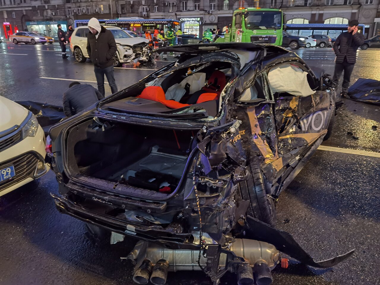 На Кутузовском проспекте в Москве блогер Саид Губденский выехал на  встречную полосу. Он погиб на месте, его пассажир умер в больнице — Meduza