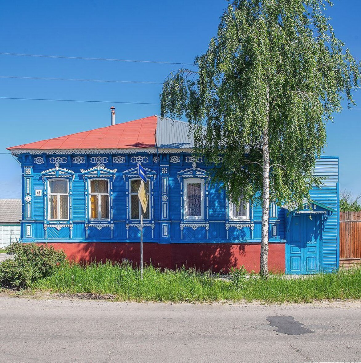 Резные наличники — один из символов русского зодчества. Но совсем скоро они  могут исчезнуть. Почему? Объясняет «наличниковед» Иван Хафизов — Meduza