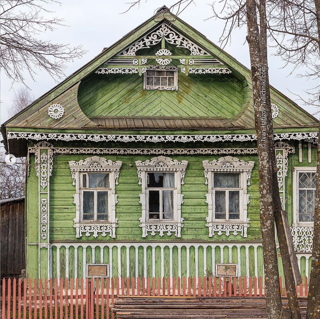 Резные наличники — один из символов русского зодчества. Но совсем скоро они  могут исчезнуть. Почему? Объясняет «наличниковед» Иван Хафизов — Meduza